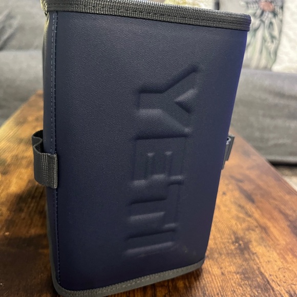 *** SOLD ***. Yeti Daytrip Lunch Box - Picture 5 of 12